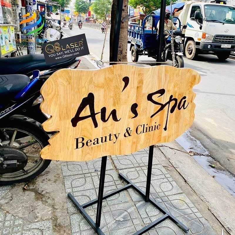 Hộp đèn bảng hiệu đứng khắc laser cnc được đặt trước cửa hàng nhằm tăng độ nhận diện thương hiệu